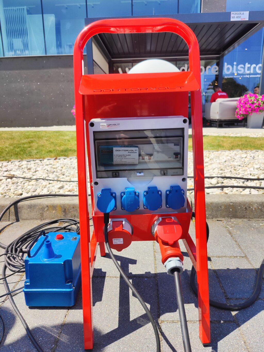Rozdzielnica na stojaku z gniazdami CEE i 230 V na ekspozycji Electro Moto Show